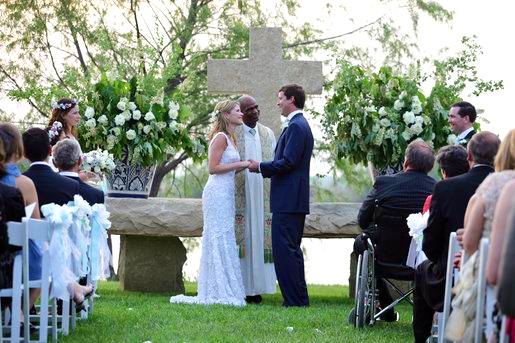 Kirbyjon Caldwell officiating at jenna Bush's wedding
